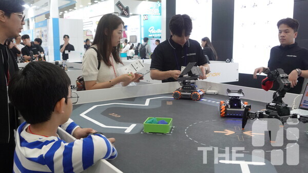 19일 방문한 ‘에듀테크 코리아 페어 2025’에서 관람객들이 로봇 교구를 체험하고 있다. /구아현 기자