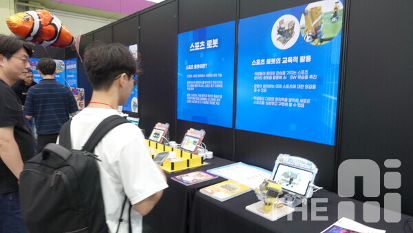 19일 방문한 ‘에듀테크 코리아 페어 2025’ 로봇 체험존에서 한 관람객이 스포츠 로봇을 체험하고 있다. /구아현 기자