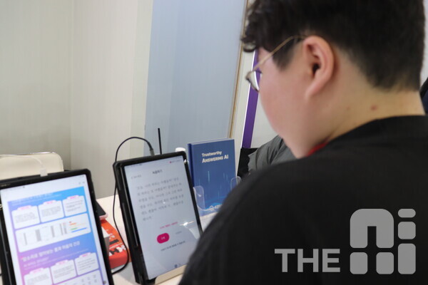 참관객이 NIPA 디지털헬스 특별관에 마련된 AI기반 심리케어 서비스를 체험하고 있다. /김동원 기자