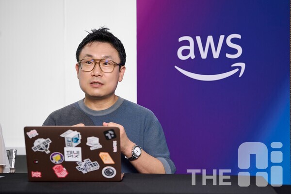 조성익 텔레픽스 대표가 위성이 촬영한 영상을 자동으로 분석해 텍스트 리포트까지 만들어주는 AI ‘샛챗(SatChat)’에 대해 설명하고 있다.