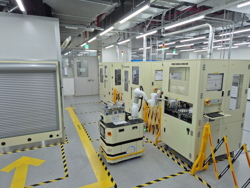 LG화학 로봇 자동화 실험실(ASL)에서 자동화 로봇이 분석 실험을 하고 있다. /LG화학