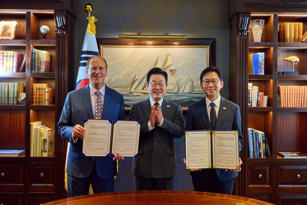 22일(현지시간) 이재명 대통령이 미국 뉴욕에서 열린 업무 협약식에서 래리 핑크 블랙록 회장(왼쪽)과 배경훈 과학기술정보통신부 장관(오른쪽) 간 양해각서(MOU) 체결식에서 참석해 기념사진을 찍고 있다. /대통령실 제공