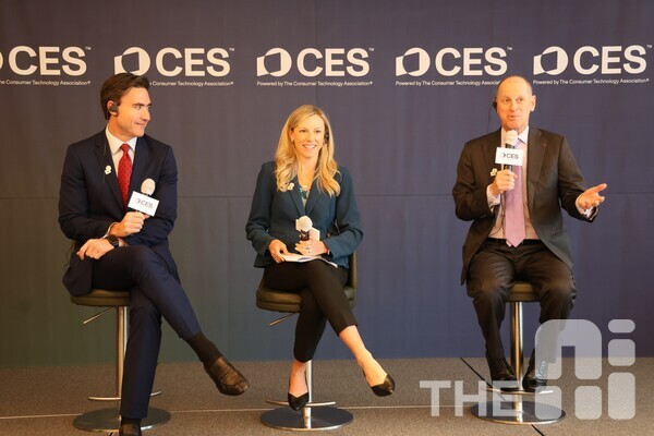 24일 오전 조선팰리스 강남에서 열린 CES 2026 미디어 브리핑에서 (왼쪽부터) 존 켈리(John T. Kelley) 부사장 ,킨제이 파브리치오 CTA 회장, 게리 샤피로 미국소비자기술협회(CTA) CEO 겸 부위원장이 기자들의 질문에 답하고 있다. /구아현 기자