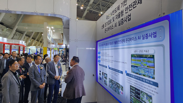 최은수 인텔리빅스 대표이사(오른쪽)가 부스를 찾은 김명주 경남도 경제부지사(왼쪽에서 두번째)와 관계자들에게 전시 솔루션을 설명하고 있다. /인텔리빅스