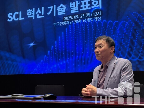 김명호 재능대학교AI Microdegree 책임교수가 본지 기자와 인터뷰를 진행하고 있다. /유덕규 기자