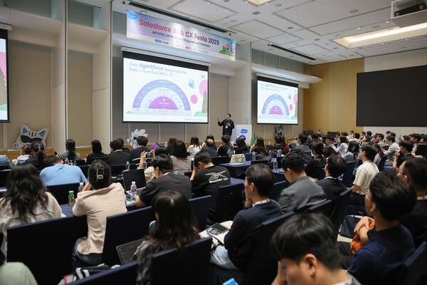 세일즈포스코리아가 24일 서울 롯데월드타워 SKY31 컨벤션에서 ‘AI & CX 페스타 2025’를 열고  ‘에이전트포스’를 중심으로 한 고객경험 혁신 전략을 발표했다. /세일즈포스