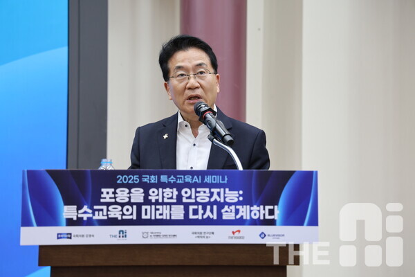 특수교육의 미래를 다시 설계하다’ 정책 심포지엄에서 ‘AI와 특수교육의 미래’를 주제로 기조연설을 하고 있다. /구아현 기자
