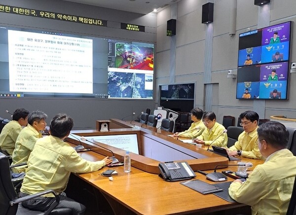 행정안전부는 26일 국가정보자원관리원 화재로 인한 정부 전산서비스 장애에 대응하기 위해 윤호중 장관 주재로 긴급 상황판단회의를 열어 위기경보를 ‘경계’ 단계로 발령했다. /행정안전부
