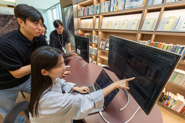 KT가 마이크로소프트와의 협업을 통해 개발한 GPT-4o 기반 한국적 AI 모델 ‘SOTA K’를 출시했다고 29일 밝혔다. 사진은 KT 기술혁신부문 연구원들이 SOTA K를 테스트하는 모습. /KT