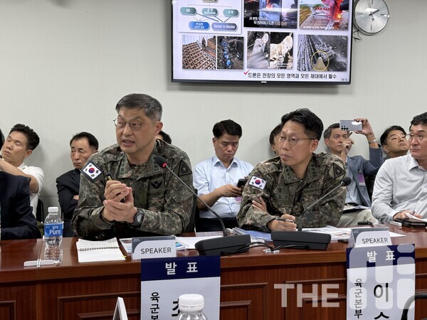 30일 국회의원회관 제2간담회실에서 진행된 ‘드론·대드론 전력지원을 위한 한국형 AI 기술발전 포럼’에서 최광호 육군본부 대령(왼쪽)과 이승민 대령은 복합 대응체계 구축에 있어 법령으로 인한 규제 개선이 시급하다고 강조했다. /유덕규 기자