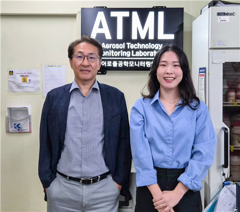 (왼쪽부터) 박기홍 GIST 환경·에너지공학과  교수, 이승혜 박사과정 학생. /GIST