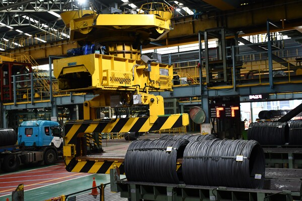 크레인이 선재 코일의 중심점 위치를 추적해 제품 야드에서 제품을 들어올리고 있다. /포스코DX