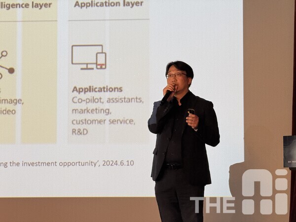 1일 서울 중구 포스트타워에서 열린 ‘AI·디지털 사회전환 심포지엄’에서 이재흥 시민기술네트워크 이사는 AI가 야기하는 문제에 대해 AI 기본사회 구축을 제시했다. /유덕규 기자