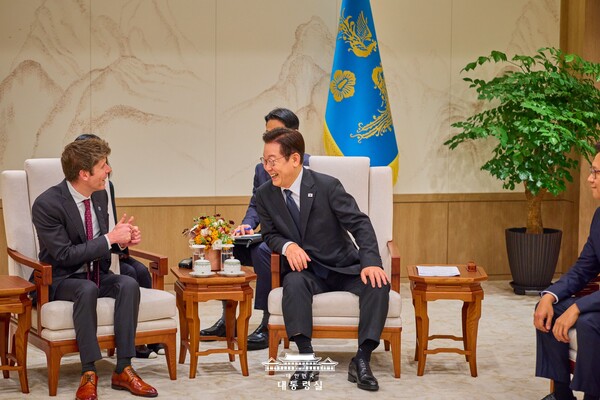 샘 올트먼 오픈AI CEO(왼쪽)가 이재명 대통령과 이야기를 나누고 있다. /대통령실