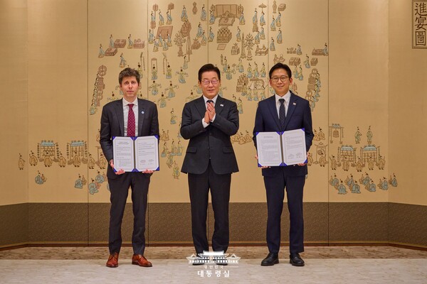 오픈AI는 AI 분야 협력 양해각서(MOU)를 체결했다. (왼쪽부터) 샘 올트먼 오픈AI CEO, 이재명 대통령, 배경훈 과학기술정보통신부 장관. /대통령실