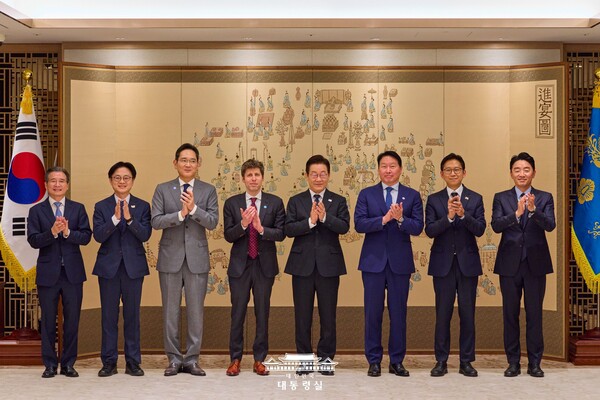 이재명 대통령은 1일 오후 국내 정부, 기업 관계자들과 오픈AI의 샘 올트먼 CEO를 만나 AI 분야 협력을 논의했다. /대통령실