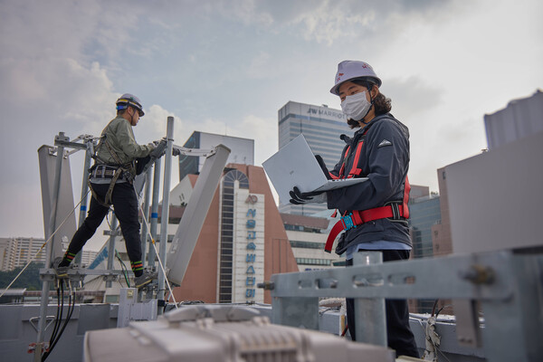 SKT와 SK오앤에스 엔지니어가 고속터미널역 인근에서 통신장비를 점검하는 모습. /SK텔레콤