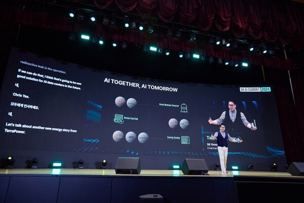 최태원 SK그룹 회장이 지난해 11월 SK AI Summit 2024에서 기조연설을 하는 모습. /SK그룹