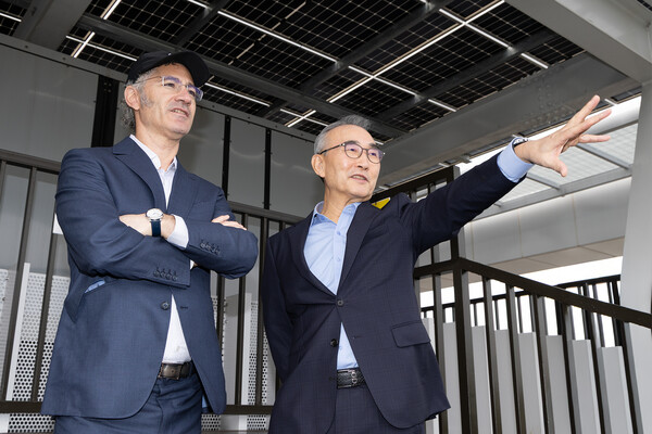 KT 김영섭 대표(오른쪽)와 팔란티어 알렉스 카프 CEO(왼쪽)가 한국에서의 첫 CEO 회동을 진행하고 기념 사진을 촬영하고 있다. /KT