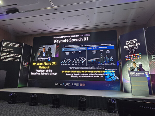장-피에르 하스우트(Jean Pierre Hathout) 테라다인 로보틱스 및 유니버설 로봇 CEO가 첫 공식 방한하여 FIX 2025에서 키노트 발표를 하고 있다. /유니버설로봇