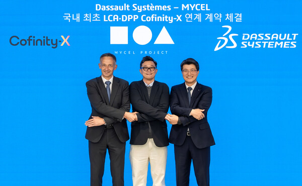 (왼쪽부터) 토마스 뢴쉬(Thomas Rösch) Cofinity X 대표, 사성진 마이셀 대표, 정운성 다쏘시스템코리아 대표가 LCA·DPP 통합 프로젝트 추진을 위한 업무협약(MOU)을 체결하고 있다. /다쏘시스템