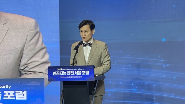 김명주 인공지능안전소장이 28일 호텔 나루 서울 엠갤러리 앰배서더에서 열린 ‘2025 인공지능 안전 서울 포럼’에서 발표를 하고 있다. /구아현 기자
