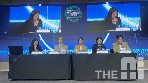 28일 호텔 나루 서울 엠갤러리 앰배서더에서 열린 ‘2025 인공지능 안전 서울 포럼’에서 (왼쪽부터) 세아 국가AI전략위원회 안전신뢰팀장, 라이너 베셀리 주한 유럽연합대표부 디지털·리서치 담당 참사관, 바네사 윌프레드 싱가포르 정보통신미디어개발청(IMDA) 부국장, 아키코 무라카미 일본 AI안전연구소장, 김명주 한국 AI안전연구소장이 토론하고 있다. /구아현 기자