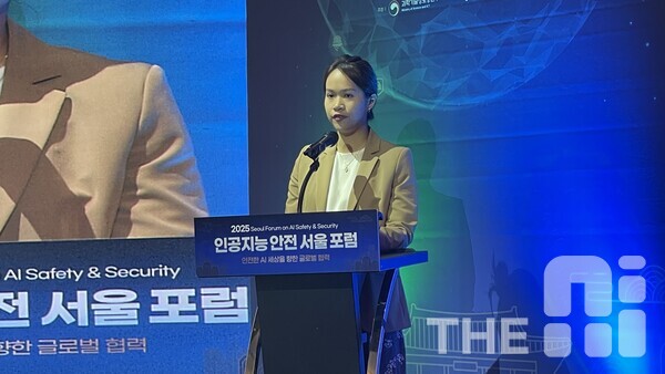 바네사 윌프레드 싱가포르 정보통신미디어개발청(IMDA) 부국장이 28일 호텔 나루 서울 엠갤러리 앰배서더에서 열린 ‘2025 인공지능 안전 서울 포럼’에서 발표를 하고 있다. /구아현 기자