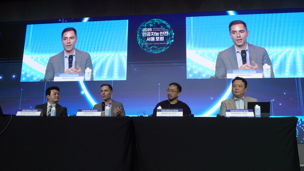 (왼쪽부터) 송경호 인공지능안전연구소 선임연구원, 마이클 셀리토 앤트로픽 글로벌 책임, 윤상두 네이버클라우드 AI랩 연구소장, 김유철 LG AI연구원 전략부문장이 8일 호텔 나루 서울 엠갤러리 앰배서더에서 열린 ‘2025 인공지능 안전 서울 포럼’ 라운드테이블에서 ‘AI 모델 개발자의 안전 실천’을 주제로 토론하고 있다. /구아현 기자