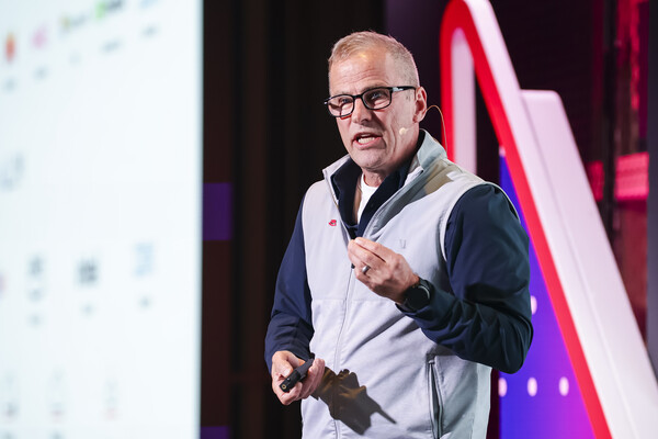 브라이언 스티븐스(Brian Stevens) 레드햇 수석 부사장 겸 AI CTO는 “AI 워크로드 확장에서 추론 성능 최적화는 배포 및 유지 관리 비용을 관리하는 핵심”이라고 했다. /레드햇