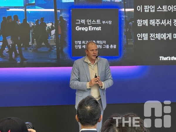 28일 서울 강남 오퍼스 407 빌딩에서 진행된 인텔 팝업스토어 프리뷰 행사에서 그렉 언스트(Greg Ernst) 인텔 부사장(CVP) 겸 최고매출책임자(CRO) 겸 세일즈마케팅그룹(SMG) 총괄은 서울은 AI PC 허브라고 강조했다. /유덕규 기자
