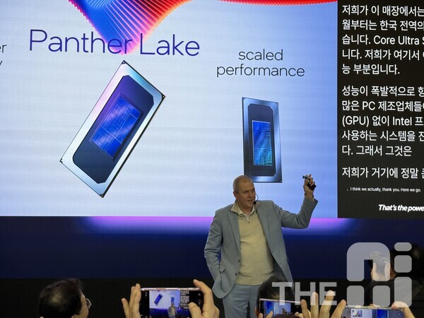 그렉 언스트 부사장이 차세대 칩인 ‘코어 울트라 3(코드명 팬서레이크)’를 공개했다. /유덕규 기자