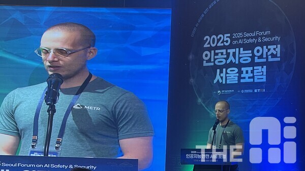  사미 자와르 METR 엔지니어링 총괄이 29일 서울에서 열린 ‘2025 인공지능 안전 서울 포럼’에서 발표하고 있다. /구아현 기자