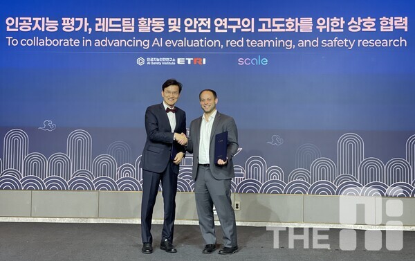 (왼쪽부터) 김명주 한국 인공지능연구소장과 맥스 뱅커 스케일AI  글로벌 정부협력총괄이 29일 서울에서 열린 ‘2025 인공지능 안전 서울 포럼’에서 AI 평가 및 안전 연구 고도화를 위한 업무협약을 맺고 악수를 하고 있다. /구아현 기자