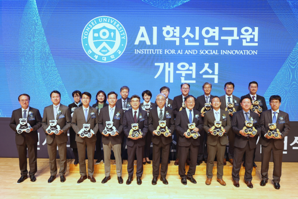 24일 연세대 백주년기념관 콘서트홀에서 개최된 연세대 AI혁신연구원 개원식에서 관계자들이 기념사진을 찍고 있다. /연세대 
