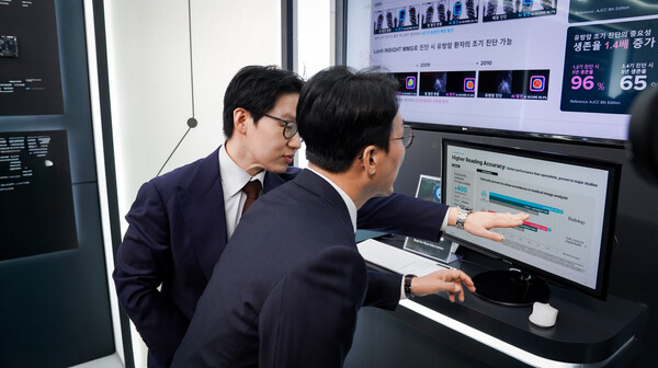 30일 경북 경주시 경주엑스포대공원 첨단미래산업관 내 루닛 부스에서 서범석 루닛 대표(오른쪽)가 방문한 김민석 국무총리 등 참석자들에게 AI 암 진단 솔루션 ‘루닛 인사이트’를 시연하고 있다. /루닛