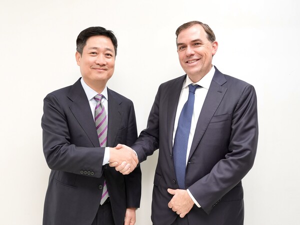 지난 29일 경주에서 열린 ‘2025 APEC CEO 서밋’ 현장에서 홍범식 LG유플러스  대표(왼쪽)와 맷 가먼 AWS  CEO가 기념촬영을 하는 모습. /LG유플러스 