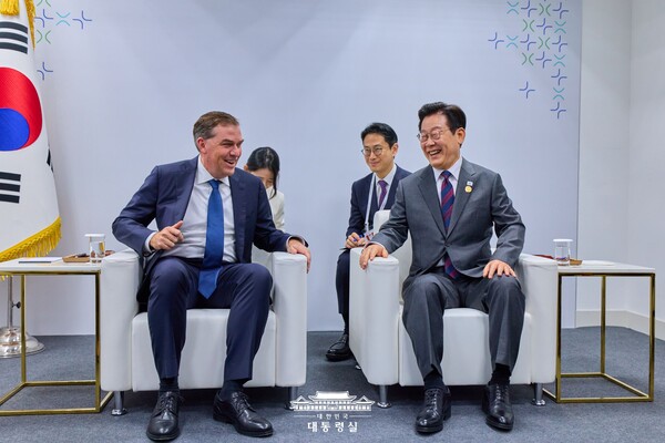 29일 경북 경주예술의전당에서 맷 가먼 아마존웹서비스(AWS) 대표(왼쪽)와 이재명 대통령이 접견을 하고 있다. /대통령실