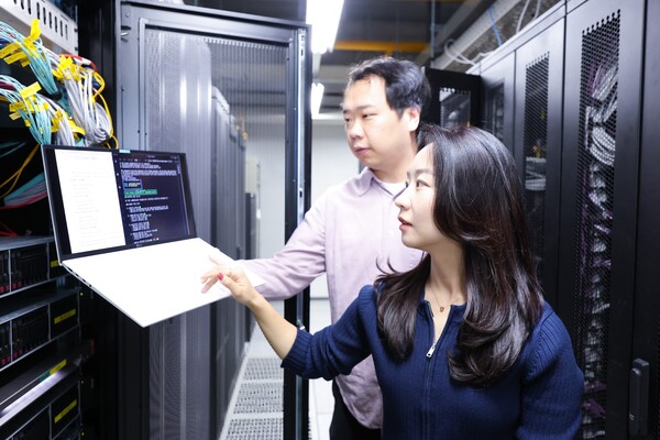 LG유플러스 직원들이 에이젠틱 AI를 활용해 클라우드 네이티브 네트워크 소프트웨어를 설치하는 모습. /LG유플러스