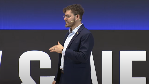 4일 서울 코엑스에서 열린 ‘SK AI SUMMIT 2025’에서 벤 만 앤트로픽 공동 창업자 키노트 발표를 하고 있다. /K AI SUMMIT 2025 유튜브 캡처