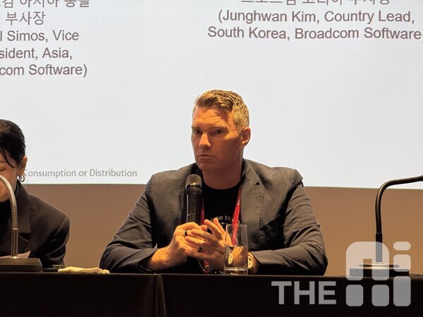 4일 서울 강남 웨스틴 서울 파르나스에서 열린 기술 행사 ‘VM웨어 테크 서밋 2025(VMware Tech Summit 2025)’ 미디어 브리핑에서 폴 사이모스 브로드컴 아시아 총괄 부사장이 기자들의 질문에 답하고 있다. /유덕규 기자