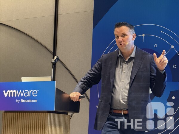 4일 서울 강남 웨스틴 서울 파르나스에서 열린 기술 행사 ‘VM웨어 테크 서밋 2025(VMware Tech Summit 2025)’ 미디어 브리핑에서 크리스 울프 브로드컴 VCF 부문 AI 및 Advanced Services 글로벌 총괄이 VCF 9.0에 대해 소개하고 있다. /유덕규 기자