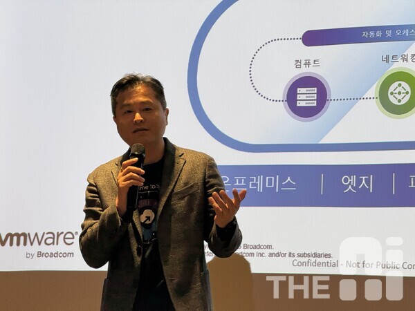 4일 서울 강남 웨스틴 서울 파르나스에서 열린 기술 행사 ‘VM웨어 테크 서밋 2025(VMware Tech Summit 2025)’ 미디어 브리핑에서 김정환 브로드컴 코리아 전략영업본부장(부사장)은 고객분들이 원하는 니즈를 더 빠르게 반영하고 IT 트렌드에 맞춰 더 많은 기능을 제공할 수 있는 계기라고 소개했다. /유덕규 기자