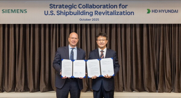 조 보먼(Joe Bohman) 지멘스DISW PLM 제품 총괄 부사장과 문상민 HD현대의 글로벌전략부문장이 ‘미국 조선산업의 현대화 및 기술 경쟁력 강화를 위한 전략적 업무협약(MOU)’ 체결 기념사진을 촬영하고 있다. /HD현대