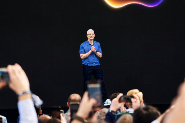 WWDC 2024 키노트 연설에 앞서 인사 중인 팀 쿡(Tim Cook) 애플 CEO. /애플