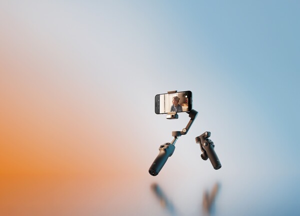 DJI가 스마트폰만으로도 시네마틱한 영상을 제작할 수 있도록 해주는 ‘오즈모 모바일 8(Osmo Mobile 8)’을 출시했다. /DJI