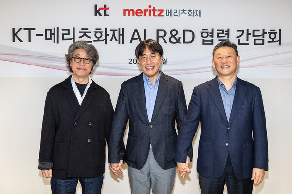 (왼쪽부터) 오승필 KT 기술혁신부문장 부사장, 선욱 메리츠화재 경영지원실장 부사장, 안창용  KT Enterprise부문장 부사장이 6일 KT 광화문 빌딩에서 ‘AI 기반 미래 금융 혁신’을 위한 전략적 공동 연구 협약을 체결하고 기념 사진을 촬영하고 있다. /KT