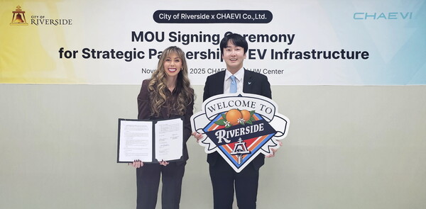 채비 본사에서 진행된 ‘채비-美 캘리포니아주 리버사이드시 MOU 체결식’에서 채비 최영훈 대표(오른쪽)와 미란다 에반스(Miranda Evans) 미국 캘리포니아주 리버사이드시 경제개발국 국장이 기념촬영을 하고 있다. /채비