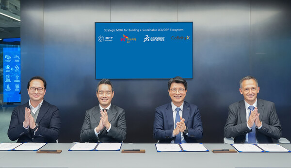 다쏘시스템은 바이오소재 스타트업 마이셀과 함께 국내 최초로 DPP를 유럽의 공식 데이터 네트워크인 코피니티X(Cofinity-X)와 연계하는 프로젝트를 수주했다. (왼쪽부터) 이정륜 IBCT 대표, 김민혁 SK AX 제조/Global사업 부문장, 정운성 다쏘시스템코리아 대표이사, 토마스 뢴쉬 코피니티X 대표. /다쏘시스템
