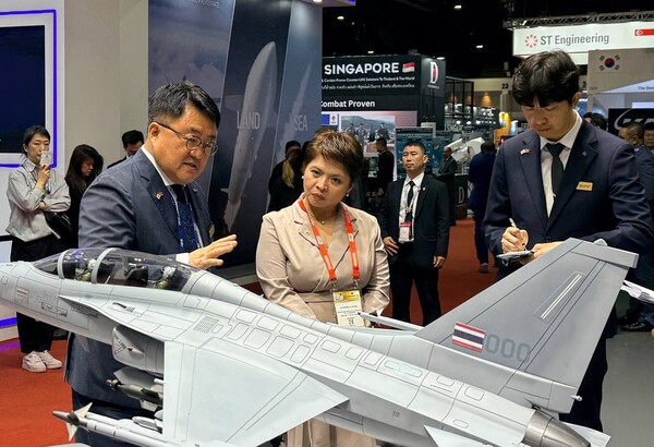 필리핀 국방부 정책차관 Katherine B. Lingan이 KAI부스를 방문해 설명을 듣고 있다. /KAI